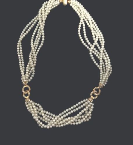 Null 

Collier de 6 rangs de perles de culture, scandé de deux boucles en or 18K&hellip;