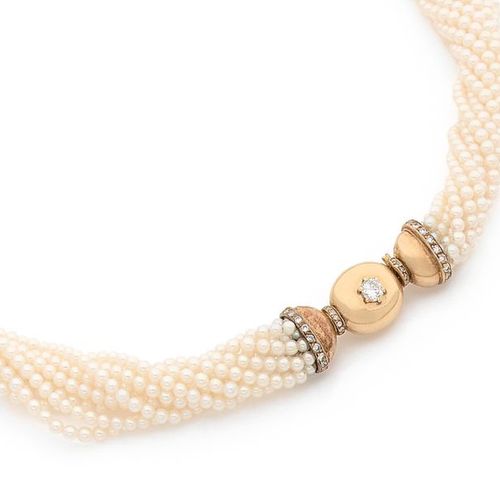Null 

Collier ras du cou composé de 11 rangs de perles de culture torsadés, le &hellip;