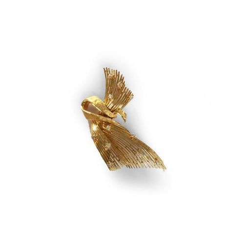 Null 

Broche noeud en fils d'or jaune 18K (750) piquée de diamants et agrémenté&hellip;
