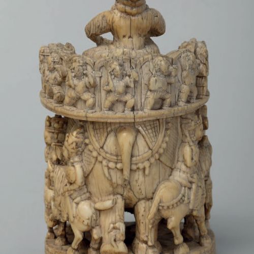 Pion d'échecs “à l'éléphant” en ivoire marin sculpté en ronde bosse et monochrom&hellip;