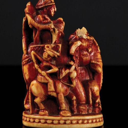 用海洋象牙制成的大象棋子，圆雕，单色红色。它表现的是一头大象抬着一顶轿子，轿子上坐着一位政要，他的双腿弯曲，双臂放在宝座的扶手上；他的头上戴着一顶头盔，头盔上装&hellip;