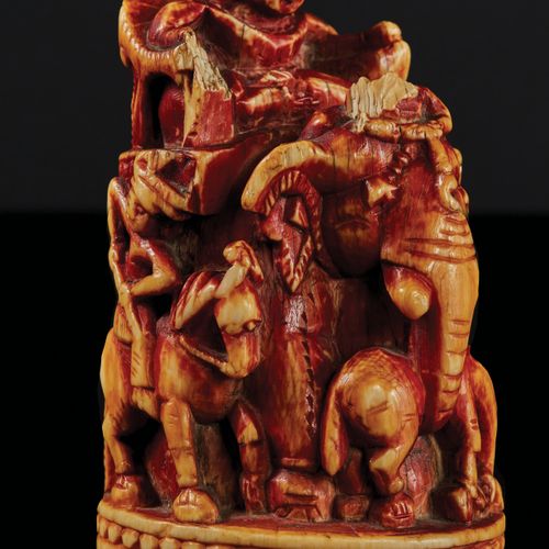 用海洋象牙制成的大象棋子，圆雕，单色红色。它表现的是一头大象抬着一顶轿子，轿子上坐着一位政要，他的双腿弯曲，双臂放在宝座的扶手上；他的头上戴着一顶头盔，头盔上装&hellip;