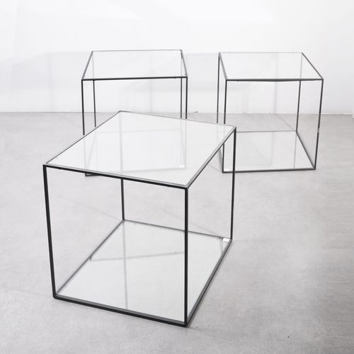 Série de trois tables basses 
Métal laqué noir et verre 
H_51 cm L_50 cm P_50 cm