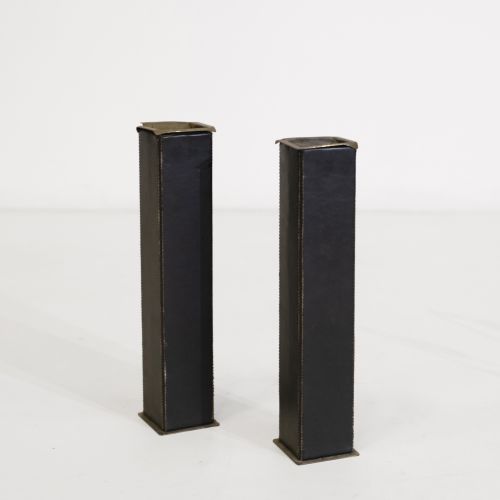 Mathieu MATÉGOT (1910 2001) Deux cendriers 
Cuir et laiton 
Vers 1950 
H_45 cm L&hellip;