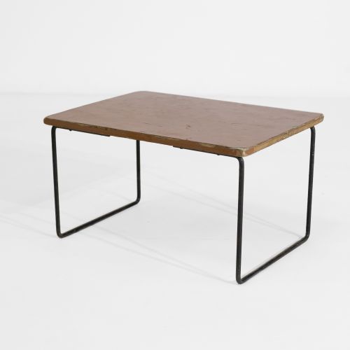 Pierre GUARICHE (1926 1995) Table basse 
Formica et métal laqué noir 
Vers 1960 &hellip;