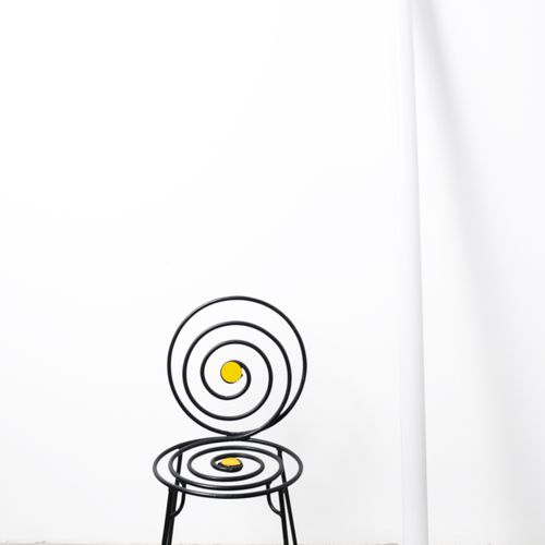 Lot comprenant une chaise métallique au décor en spirale et un néon. 
Néon : H_1&hellip;