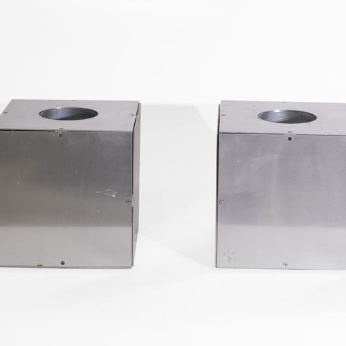 Travail des années 60 Deux spots cubes 
Aluminium 
Vers 1970 
H_23 cm L_23 cm P_&hellip;