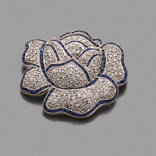 Null Broche en or gris 18K (750), dessinant une rose, pavée de diamants ronds ta&hellip;