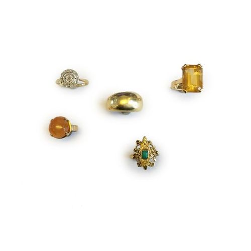 Null Un lot de 5 bagues en or jaune 18K (750) ornées de citrine, agate, turquois&hellip;