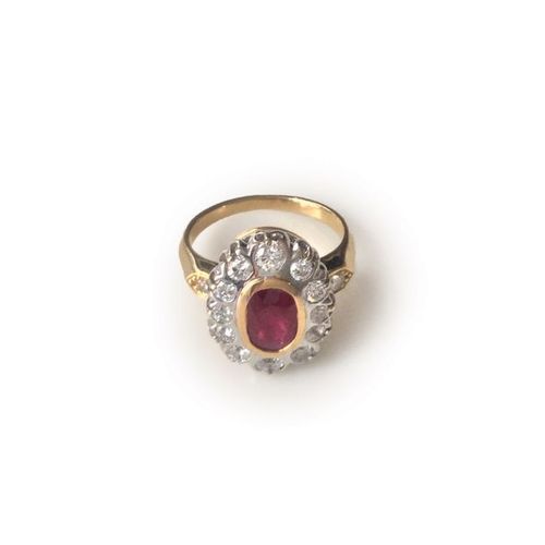 Null Bague en or jaune 18K (750) ornée d'un rubis ovale dans un entourage de dia&hellip;