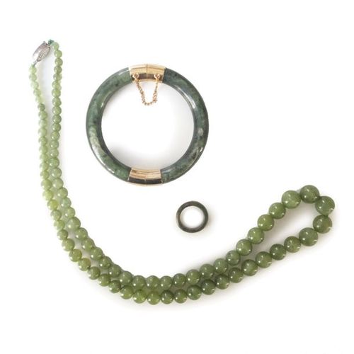 Null Lot en jade néphrite comprenant un bracelet jonc, un collier de boule de ja&hellip;
