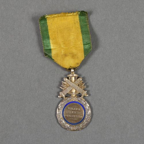 France. Médaille Militaire du 3°Type dite Versaillaise, signée Barre, 1 éclat re&hellip;