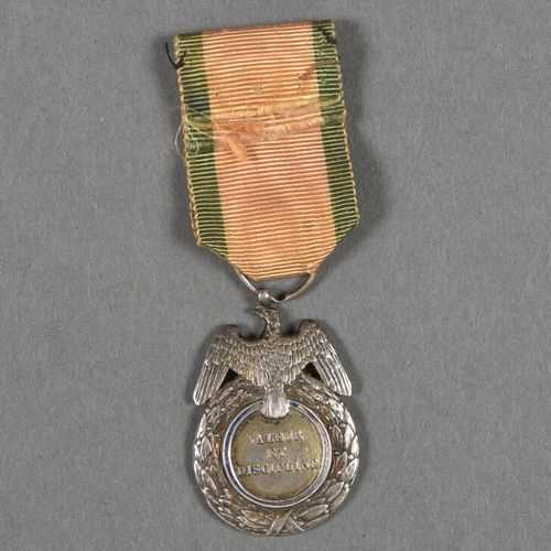 France. Médaille Militaire 1°Type, à ruban étroit, des éclats.