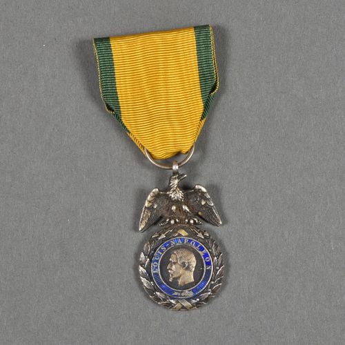 France. Médaille Militaire du 2°Type, à l'ancre, petits éclats au revers.