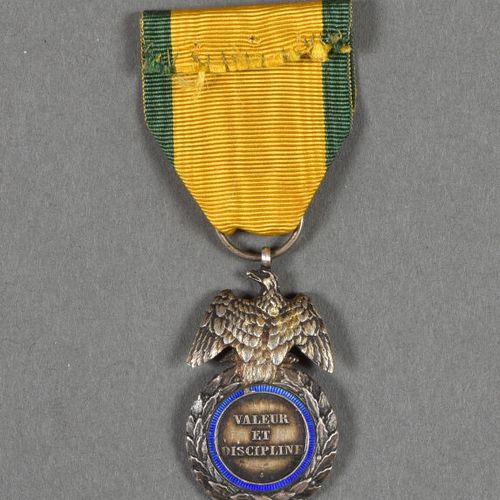 France. Médaille Militaire du 2°Type, à l'ancre, petits éclats au revers.