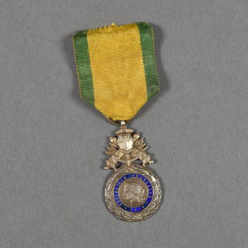 France. Médaille Militaire du 3°Type dite Versaillaise, signée Barre, 1 éclat re&hellip;