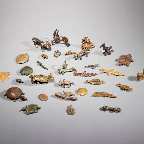 Trente et un artefacts 
Afrique de l’Ouest 
Bronze 
H. 2,8 à 7,8 cm 
 
Ensemble &hellip;