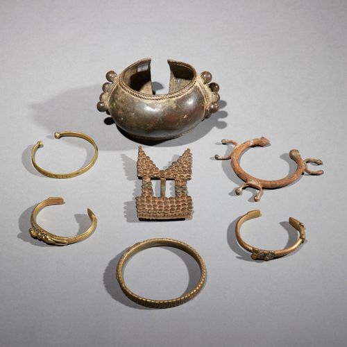Sept artefacts 
Afrique de l’Ouest 
Bronze 
L. 6,5 à 12,5 cm 
 
Ensemble de sept&hellip;