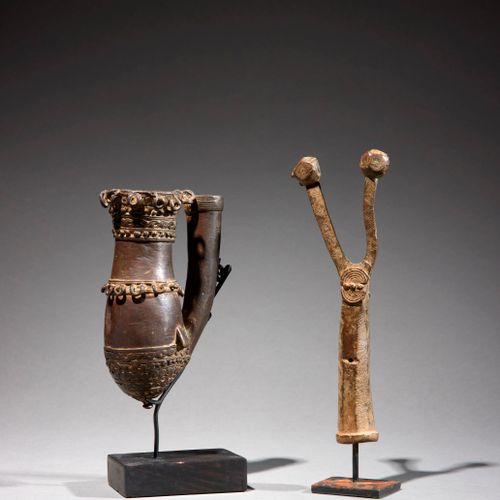 Deux artefacts 
Nigeria 
Bronze 
H. 14 à 19 cm 
 
Ensemble de deux artefacts en &hellip;