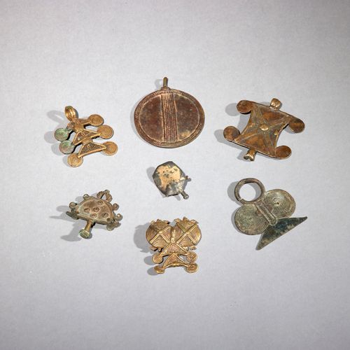 Sept pendentifs 
Burkina Faso 
Bronze 
L. 4 à 7,8 cm 
 
Ensemble de sept pendent&hellip;