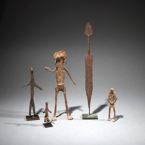 Cinq artefacts Lobi 
Burkina Faso 
Fer 
H. 7 à 30,7 cm 
 
Ensemble de cinq artef&hellip;