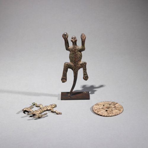 Trois artefacts 
Burkina Faso 
Bronze 
L. 6 à 13,5 cm 
 
Ensemble de trois artef&hellip;