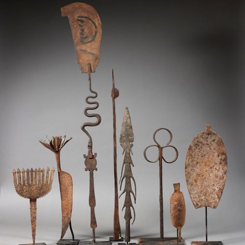 Huit artefacts 
Nigeria, Côte d’Ivoire, Bénin 
Bronze 
H. 26 à 103 cm 
 
Ensembl&hellip;