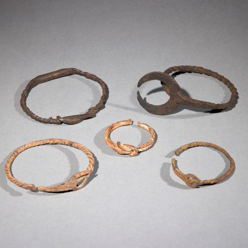 Cinq bracelets en fer 
Afrique de l’Ouest 
Bronze 
D. 8 à 11,5 cm 
 
Ensemble de&hellip;