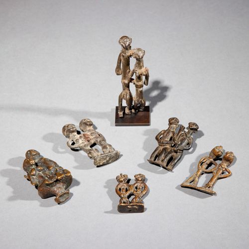 Six amulettes 
Côte d’Ivoire/Burkina Faso 
Bronze 
H. 4,2 à 9,5 cm 
 
Ensemble d&hellip;