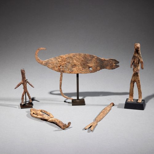Cinq artefacts Lobi 
Burkina Faso 
Fer 
H. 8,8 à 20,2 cm 
 
Ensemble de cinq art&hellip;