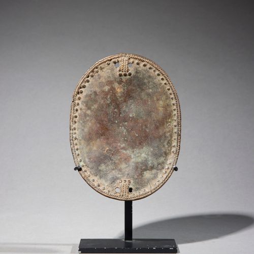 Plaque ornementale 
Afrique de l’Ouest 
Bronze 
H. 15,1 cm 
 
Plaque ornementale&hellip;