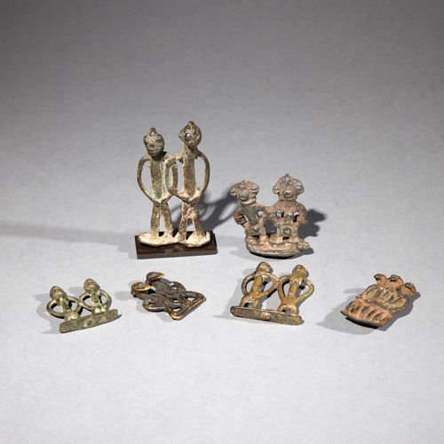 Six amulettes 
Côte d’Ivoire/Burkina Faso 
Bronze 
H. 4,2 à 8,8 cm 
 
Ensemble d&hellip;