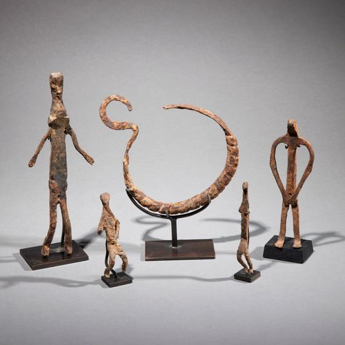 Cinq artefacts Lobi 
Burkina Faso 
Fer 
H. 9 à 18,5 cm 
 
Ensemble de cinq artef&hellip;
