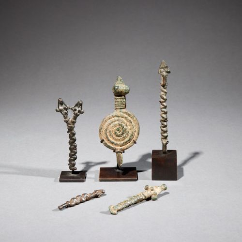 Cinq artefacts Gan 
Burkina Faso 
Bronze 
H. 5,4 à 9,8 cm 
 
Ensemble de quatre &hellip;