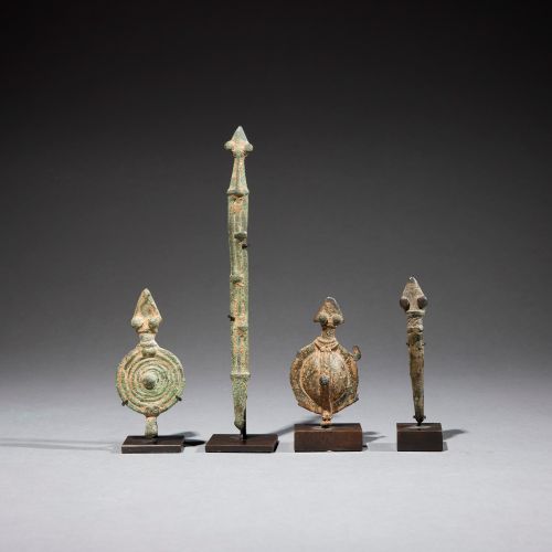 Quatre artefacts Gan 
Burkina Faso 
Bronze 
H. 7 à 16 cm 
 
Ensemble de quatre a&hellip;