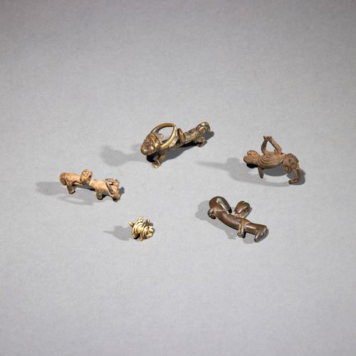 Cinq pendentifs animaliers 
Burkina Faso 
Bronze 
L. 2 à 6,1 cm 
 
Ensemble de c&hellip;