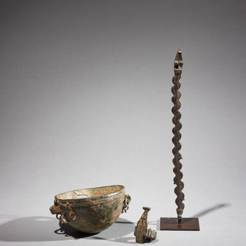 Trois artefacts Gan 
Burkina Faso 
Bronze 
L. 5,3 à 26,5 cm 
 
Ensemble de trois&hellip;