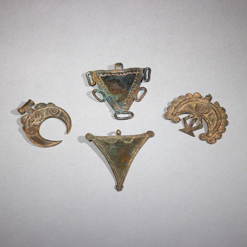 Quatre pendentifs Gurunsi 
Burkina Faso 
Bronze 
H. 7,2 et 10,2 cm 
 
Ensemble d&hellip;
