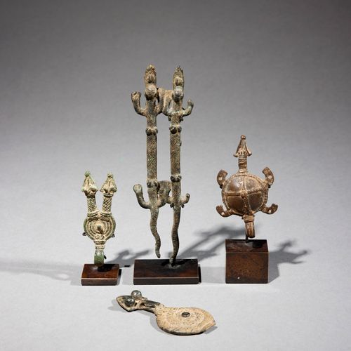 Quatre artefacts Gan 
Burkina Faso 
Bronze 
H. 7 à 15 cm 
 
Ensemble de quatre a&hellip;