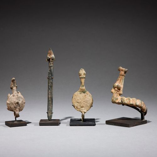 Quatre artefacts Gan 
Burkina Faso 
Bronze 
H. 6,1 à 11,8 cm 
 
Ensemble de quat&hellip;