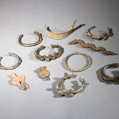 Onze artefacts Gan 
Burkina Faso 
Bronze 
H. 7,8 à 15 cm 
 
Ensemble de onze art&hellip;