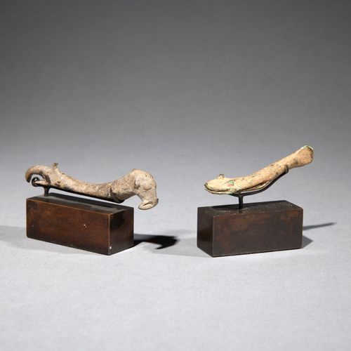 Deux artefacts Gan 
Burkina Faso 
Bronze 
L: 6,1 à 7,5 cm 
 
Ensemble de deux ar&hellip;