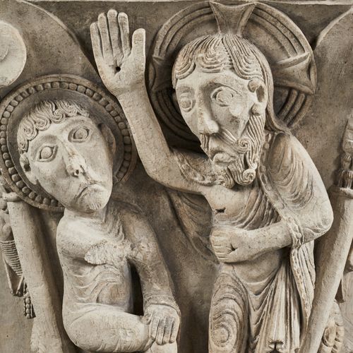Important chapiteau d'applique en pierre calcaire sculptée en fort relief figura&hellip;