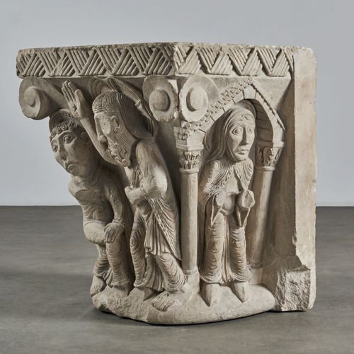 Important chapiteau d'applique en pierre calcaire sculptée en fort relief figura&hellip;