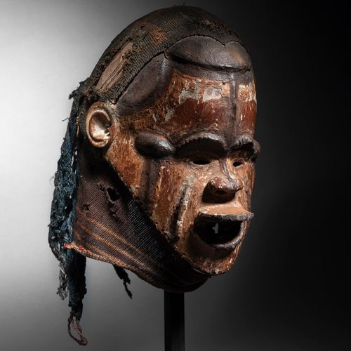 Null Masque Idoma
Nigéria
Bois, pigment et fibres
H. 26 cm

Idoma mask, Nigeria
&hellip;