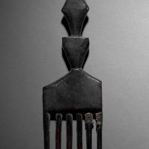 Null Peigne Fang
Gabon
Bois à patine noire
H. 26 cm

Fang comb, Gabon
H. 10 ¼ in&hellip;