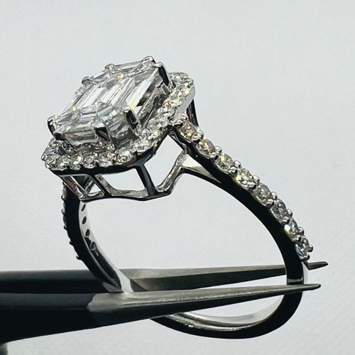 BAGUE Anello in oro bianco con diamanti incastonati per un totale di 1,04 carati&hellip;