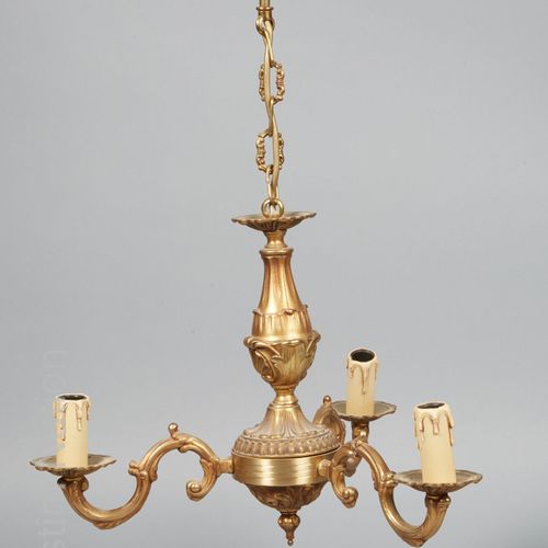 Arts décoratifs du XXe siècle Petit lustre en bronze doré et ciselé à trois bras&hellip;