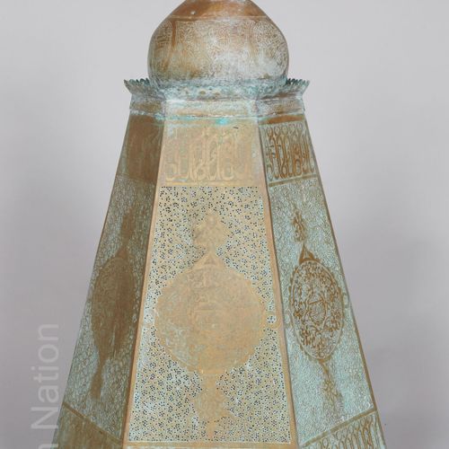 ART ISLAMIQUE EGYPTE 
 
Grande lampe de mosquée de forme hexagonale en laiton aj&hellip;