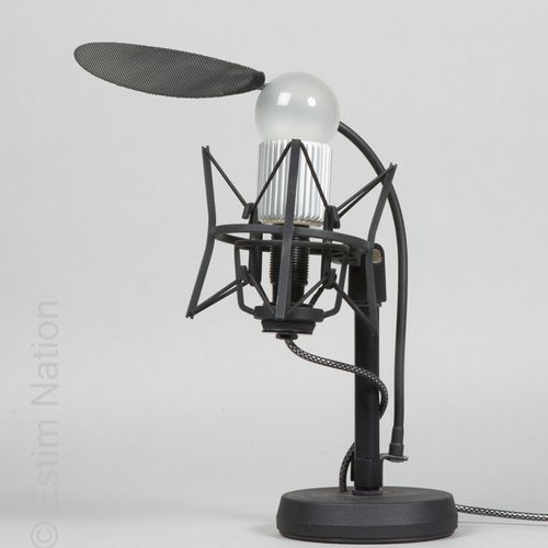 DESIGN K&M GERMANY 
 
Lampe de bureau en métal laqué noir, l'ampoule retenue par&hellip;
